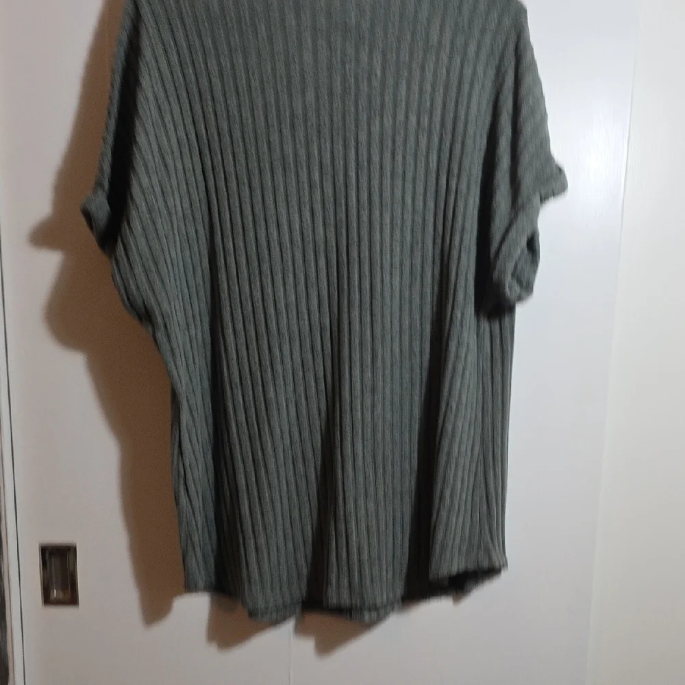 Gray V-Neck Ribbed Women's Top - Picture 5 of 5